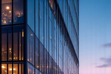 Bahagian luar sebuah bangunan pejabat moden pada waktu senja